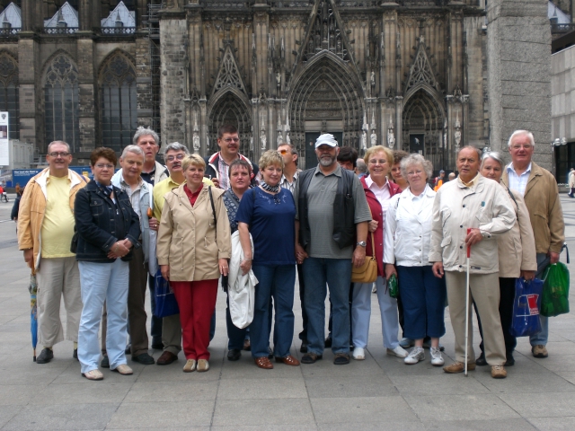 Gruppenbild mit allen Gsten und Gastgebern vor dem Kllner Dom