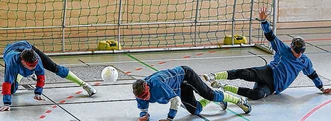 Abwehrarbeit: Die drei Akteure aus Basel geben alles, um an den Ball zu kommen